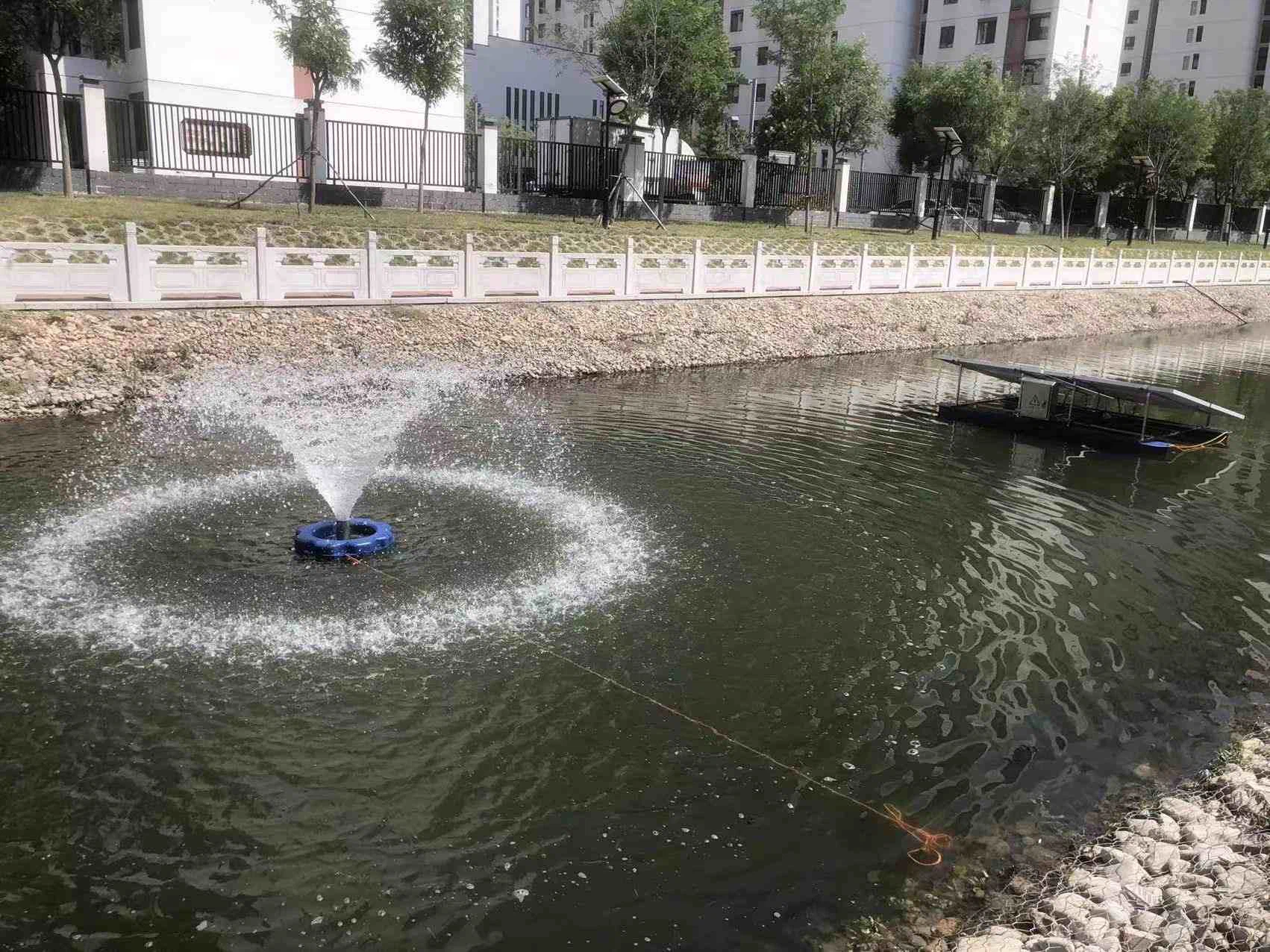 Aurinkosuihkulähteen ilmastin